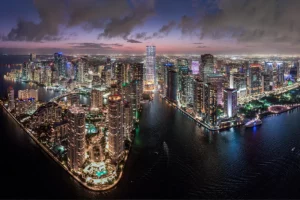 Veduta notturna panoramica di città americana, rappresentazione di opportunità urbane e crescita economica.